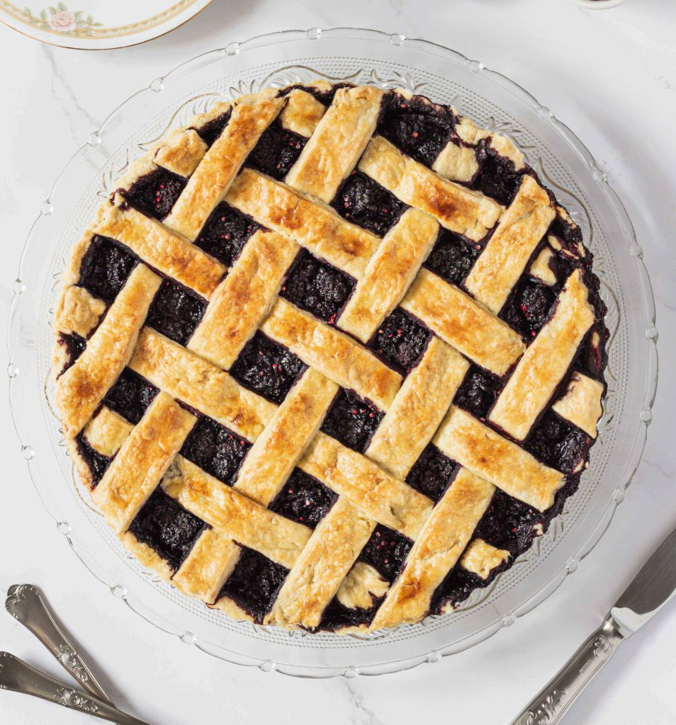 Blackberry pie with fresh blackberries